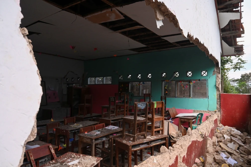Một lớp học bị hư hại sau trận động đất. Ảnh: REUTERS