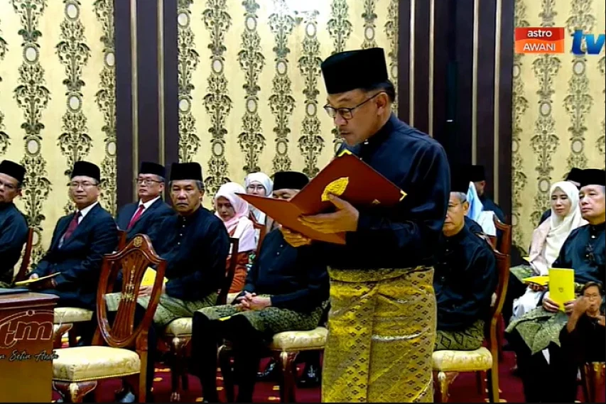 Lãnh đạo phe đối lập - ông Anwar Ibrahim đã tuyên thệ nhậm chức Thủ tướng Malaysia chiều 24-11. Ảnh chụp màn hình YouTube/ Astro Awani