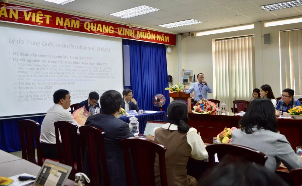 PGS.TS Cù Chí Lợi trình bày báo cáo khoa học tại hội thảo “Cạnh tranh Mỹ - Trung Quốc trong lĩnh vực công nghệ cao” . Ảnh: MỸ LINH