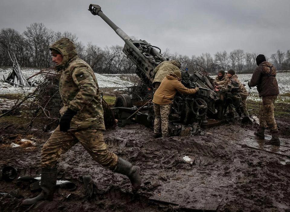 Lính Ukraine dùng pháo M777 ở tỉnh Donetsk ngày 23-11. Ảnh: REUTERS