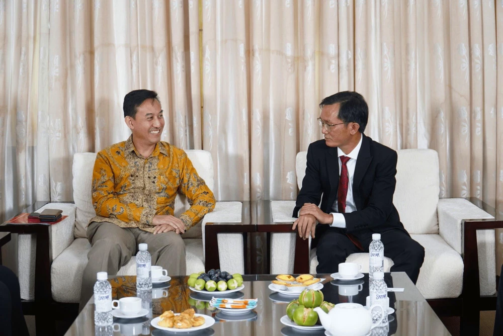 Tổng Lãnh sự Indonesia tại TP.HCM Agustaviano Sofjan (trái) trao đổi với Phó Tổng Biên tập Báo Pháp Luật TP.HCM Nguyễn Đức Hiển trong cuộc gặp. Ảnh: KIM CƯƠNG