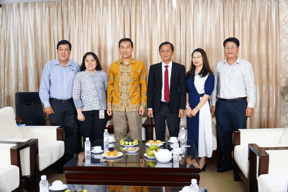 Các đại diện của Tổng lãnh sự quán Indonesia chụp hình lưu niệm cùng phó tổng biên tập, trưởng các phòng, ban của báo Pháp Luật TP.HCM. Ảnh: KIM CƯƠNG