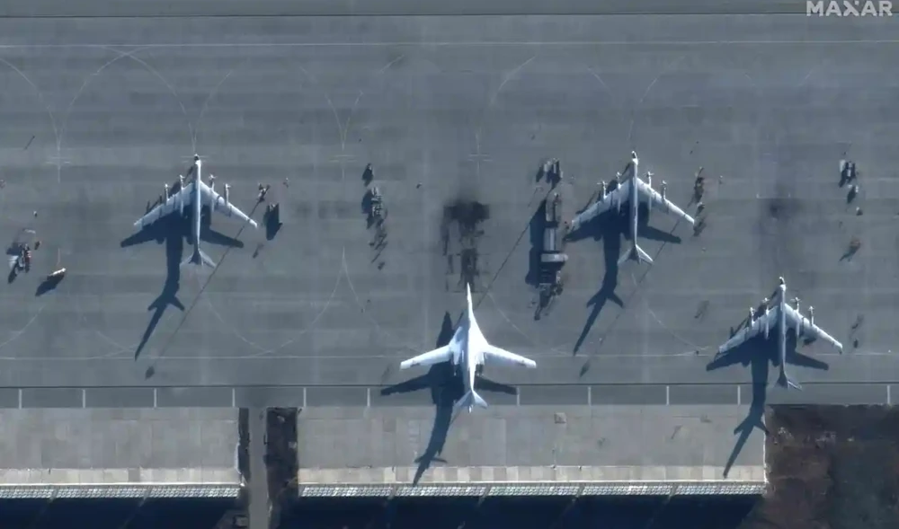 Sân bay Engels ở tỉnh Saratov sau khi bị UAV nghi là của Ukraine tấn công ngày 5-12. Ảnh: MAXAR TECHNOLOGIES