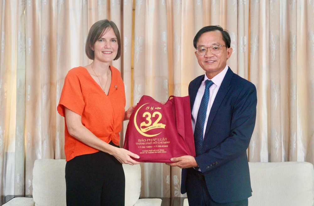 Đại diện báo Pháp Luật TP.HCM tặng quà lưu niệm cho đại diện Tổng lãnh sự quán Anh.