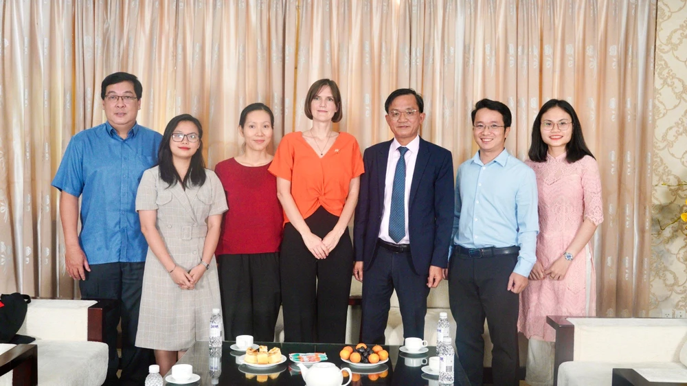 Các đại diện của Tổng lãnh sự quán Anh chụp hình lưu niệm cùng Phó Tổng biên tập, trưởng các phòng, ban của báo Pháp Luật TP.HCM.