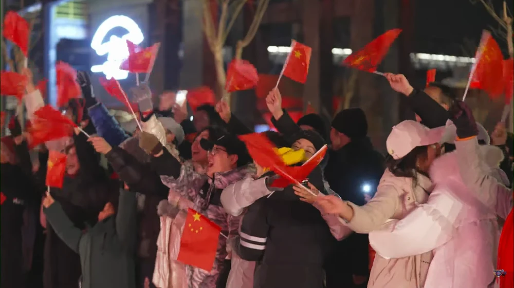 Người dân Trung Quốc đón chào năm mới 2023. Ảnh chụp màn hình YouTube/Just As it is