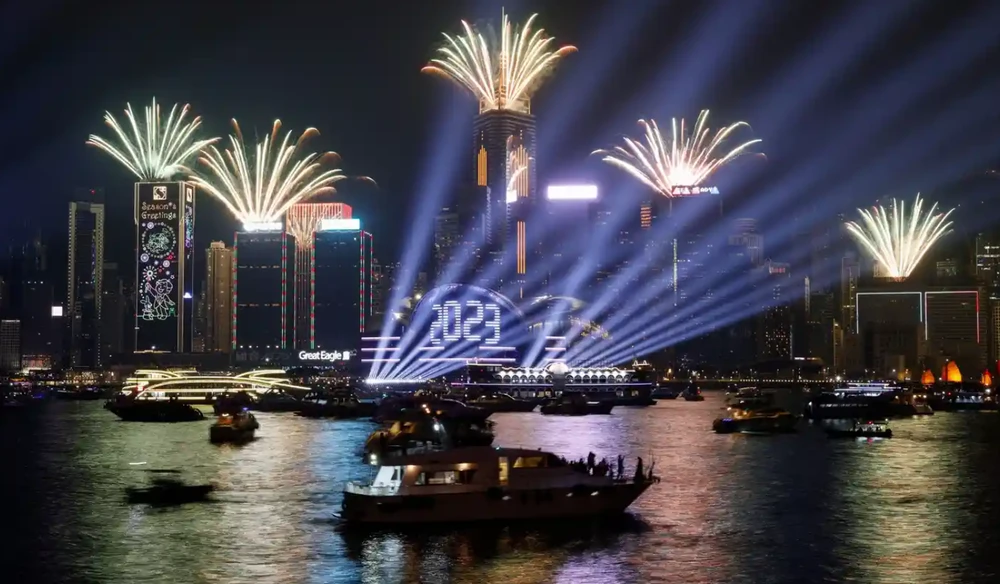 Pháo hoa mừng năm mới 2023 ở cảng Victoria, Hong Kong, Trung Quốc. Ảnh: REUTERS