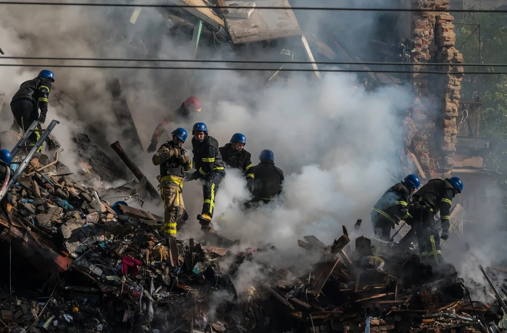 Lực lượng cứu hộ làm việc ở một tòa nhà bị UAV Nga tấn công tại thủ đô Kiev vào tháng 10-2022. Ảnh: THE NEW YORK TIMES
