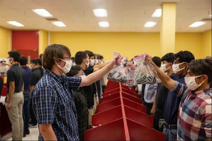 Các tân binh thủy quân lục chiến Mỹ nộp điện thoại trước khi bước vào huấn luyện tại căn cứ ở TP San Diego, bang California vào hồi tháng 10-2022. Ảnh: MARINE CORPS