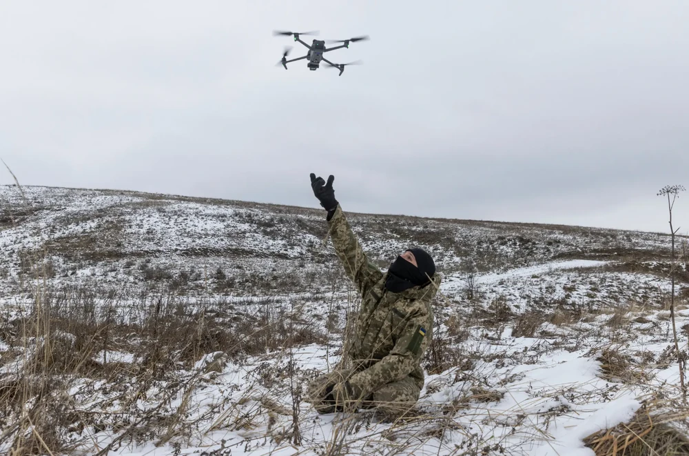 Lính Ukraine tập triển khai thiết bị bay không người lái ở ngoại ô tỉnh Kiev hồi tháng 12-2022. Ảnh: THE NEW YORK TIMES