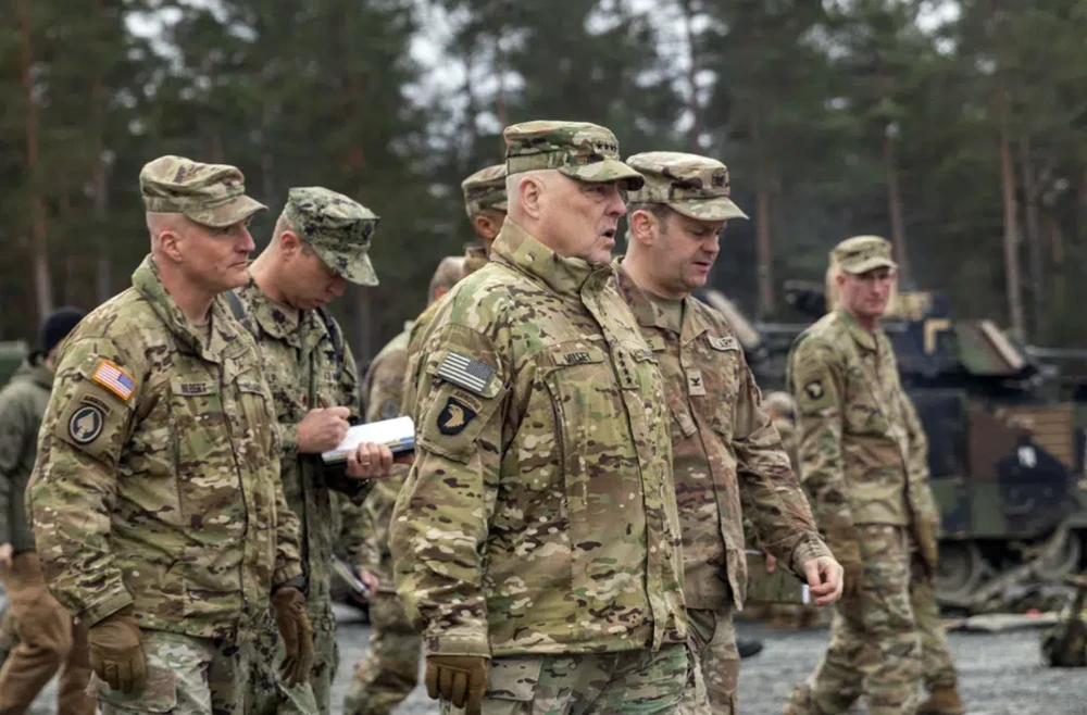 Chủ tịch Hội đồng Tham mưu trưởng Liên quân Mỹ Mark Milley thăm khu huấn luyện lính Ukraine ở Grafenwoehr (Đức). Ảnh: AP