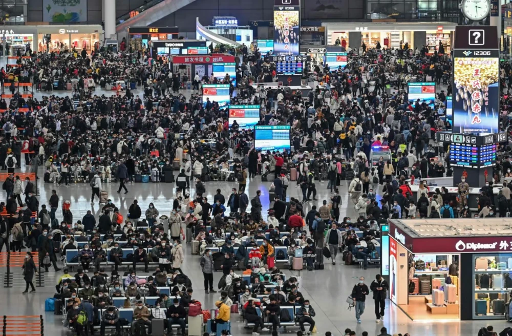 Người dân chờ đợi ở ga tàu điện ngầm Hongqiao, Thượng Hải trong kỳ Xuân vận 2023. Ảnh: AFP