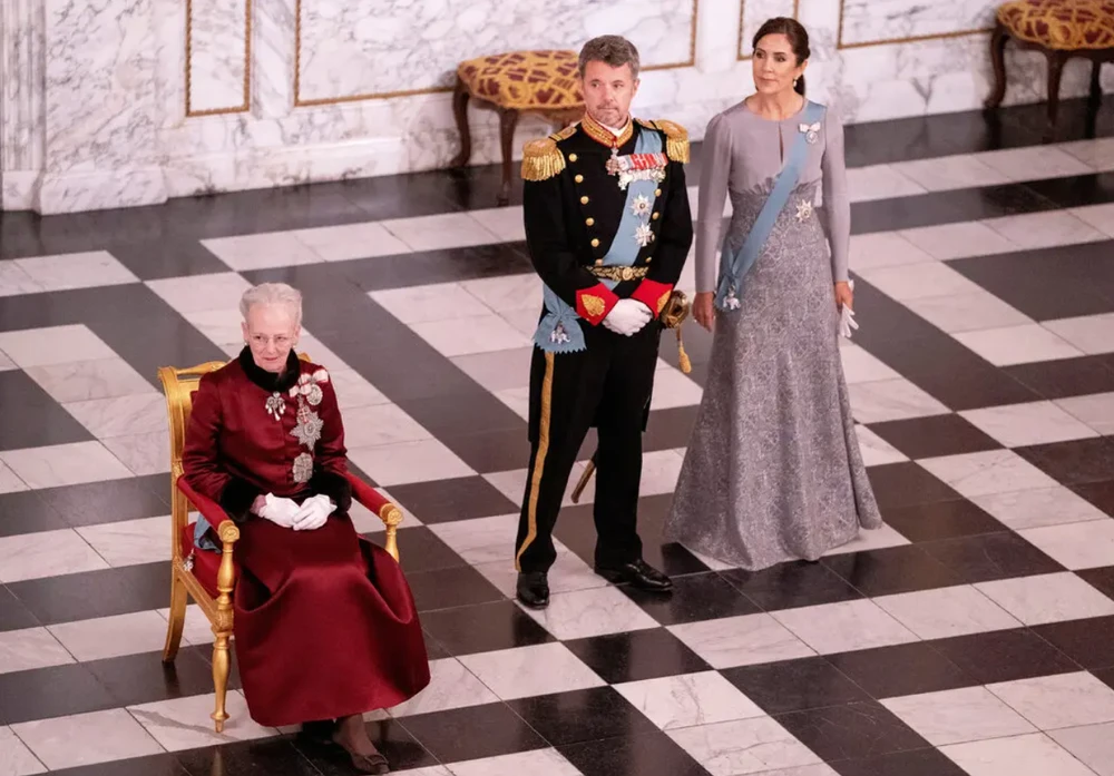 Nữ hoàng Margrethe II (áo đỏ). Ảnh: REUTERS