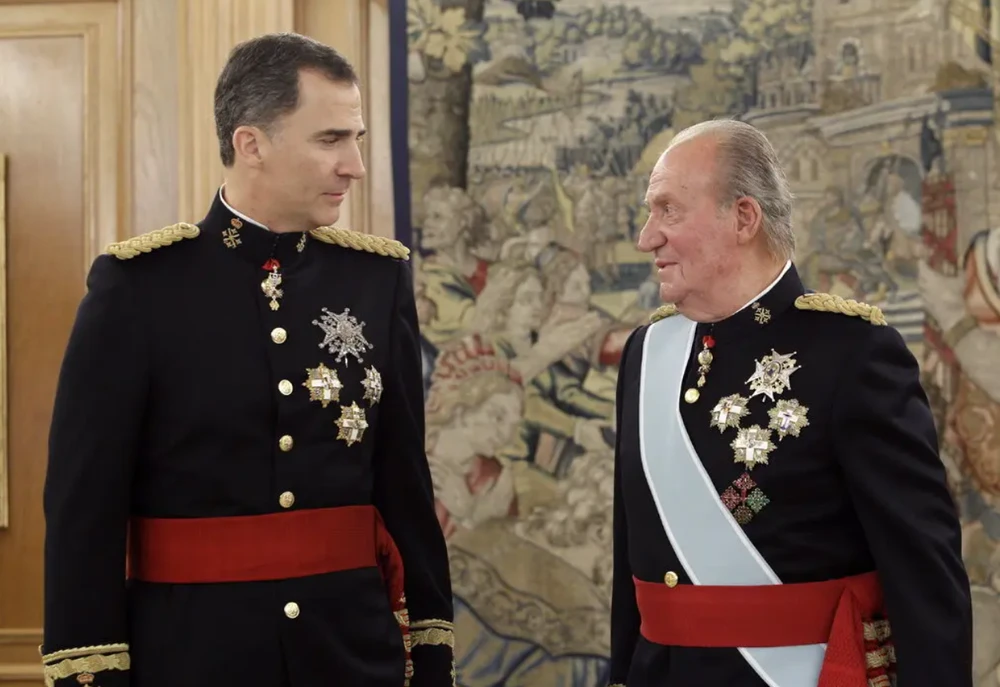 Vua Felipe VI của Tây Ban Nha (trái) đứng cạnh cha - cựu vương Juan Carlos. Ảnh: ZIPI