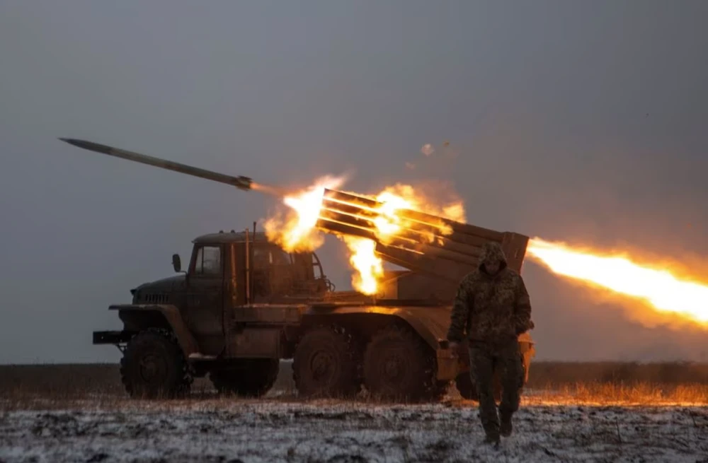Lính Ukraine bắn pháo BM-21 Grad ở TP Bakhmut, tỉnh Donetsk hôm 15-1-2023. Ảnh: REUTERS