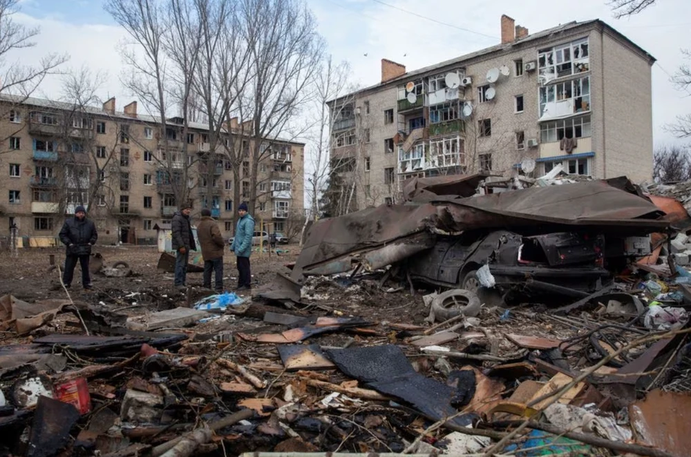 Hiện trường vụ Nga pháo kích vào TP Kostiantynivka, tỉnh Donetsk ngày 28-1 khiến 3 người chết. Ảnh: REUTERS