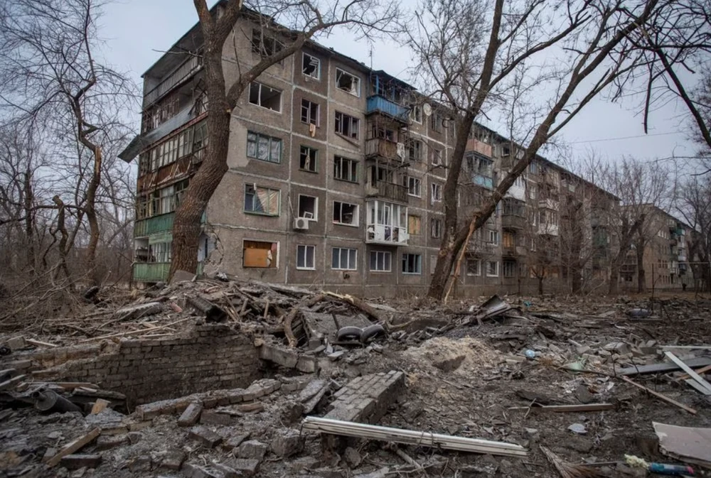 Khu dân cư bị pháo kích ở TP Chasiv Yar, tỉnh Donetsk hôm 28-1. Ảnh: REUTERS