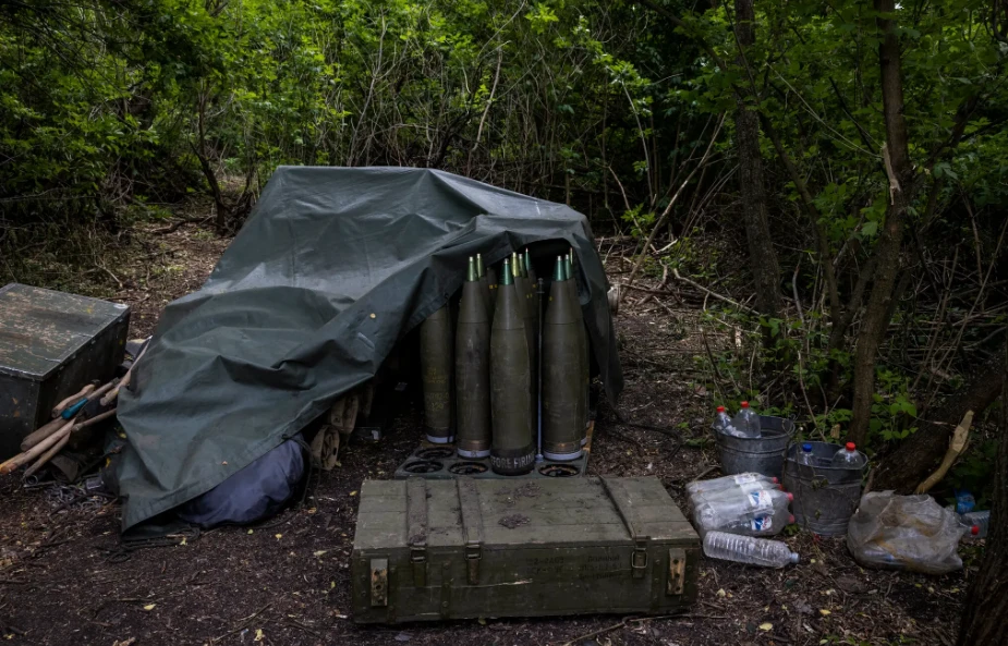 Đạn pháo 155 mm nằm gần căn cứ Donetsk. Ảnh: THE NEW YORK TIMES