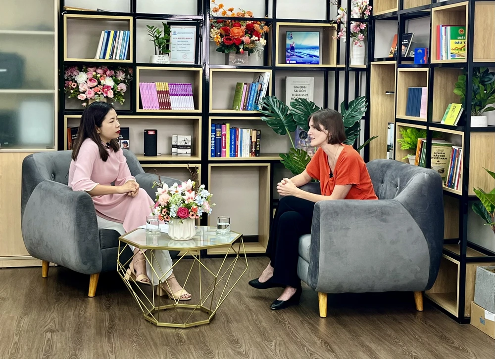 Tổng lãnh sự Anh Emily Hamblin (phải) trả lời phỏng vấn của báo Pháp Luật TP.HCM. Ảnh: QUỐC VŨ Tổng lãnh sự Anh Emily Hamblin (phải) trả lời phỏng vấn của báo Pháp Luật TP.HCM. Ảnh: QUỐC VŨ