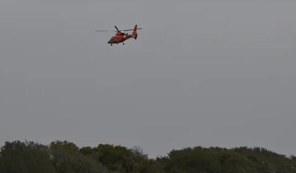 Trực thăng hôm 5-2 tìm kiếm mảnh vỡ của khinh khí cầu Trung Quốc vừa bị phía Mỹ bắn hạ. Ảnh: ANADOLU AGENCY