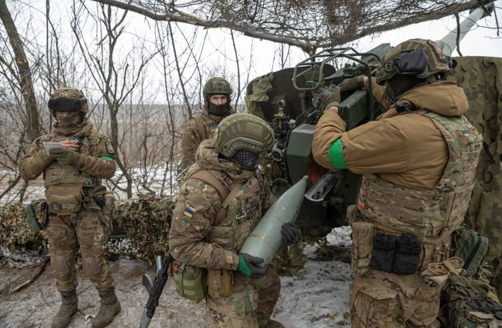 Lính Ukraine chuẩn bị bắn pháo 2A65 Msta-B 152 mm TP Bakhmut ngày 6-2. Ảnh:; REUTERS