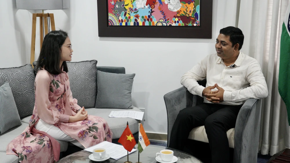 Tổng lãnh sự Ấn Độ tại TP.HCM Madan Mohan Sethi (phải) trong cuộc phỏng vấn với báo Pháp Luật TP.HCM. Ảnh: QUỐC VŨ