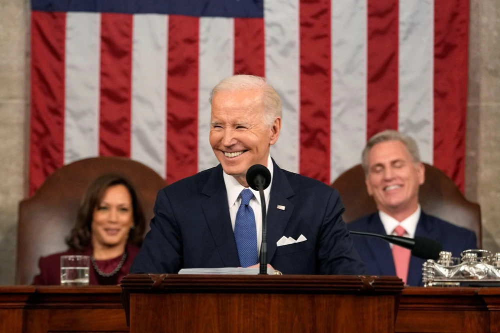 Tổng thống Mỹ Joe Biden đọc thông điệp liên bang tại Tòa nhà Quốc hội Mỹ tối 7-2. Ảnh: AP