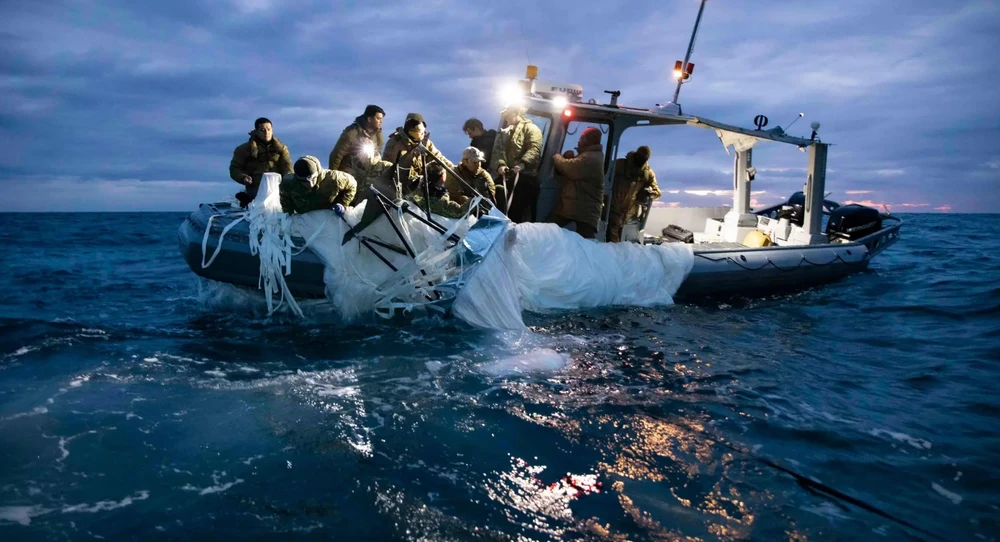 Thợ lặn thu hồi các mảnh của khí cầu Trung Quốc bị bắn rơi ở ngoài khơi bờ biển bang South Carolina. Ảnh: HẢI QUÂN MỸ/AP