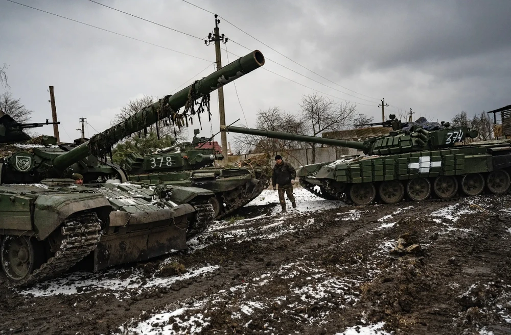 Xe tăng Ukraine tập trung ở tiền tuyến miền đông Ukraine vào tháng 2-2023. Ảnh: THE NEW YORK TIMES