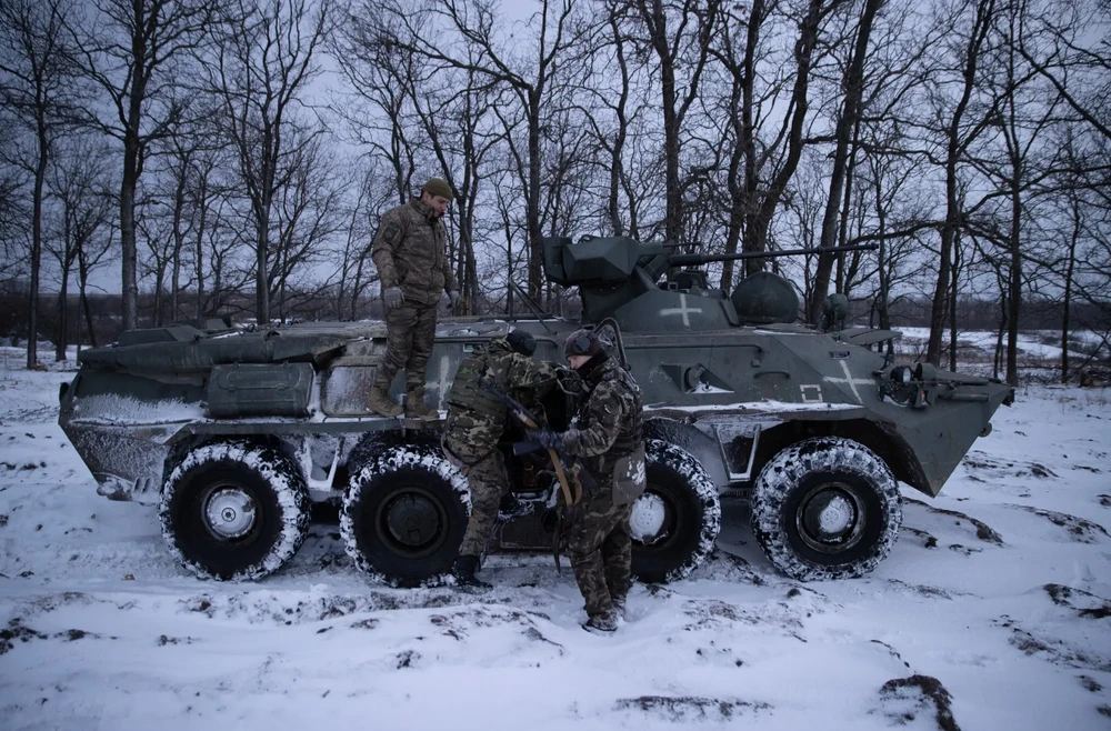 Lính Ukraine ở tiền tuyến miền đông Ukraine trong tháng 2. Ảnh: THE NEW YORK TIMES