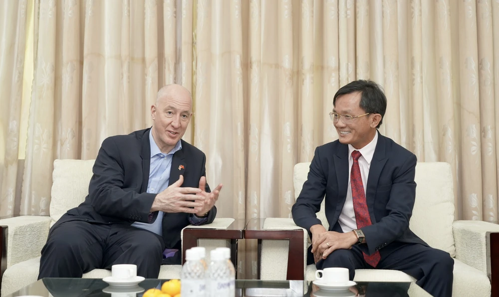 Mark Kent và Nguyễn Đức Hiển