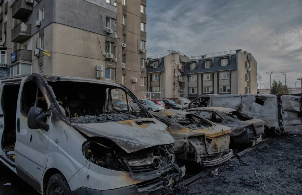 Các xe hơi ở thủ đô Kiev bị hư hại do pháo kích hôm 9-3. Ảnh: THE NEW YORK TIMES