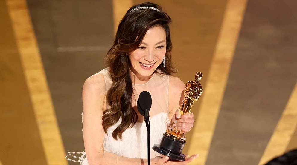 Dương Tử Quỳnh nhận giải nữ diễn viên chính xuất sắc nhất tại lễ trao giải Oscar 2023. Ảnh: REUTERS