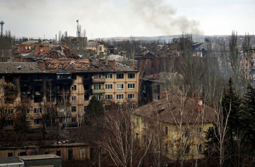 Những tòa nhà bị pháo kích ở TP Bakhmut. Ảnh: AP