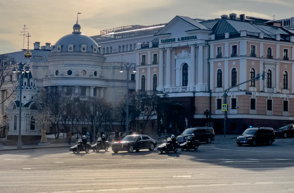 Đoàn xe hộ tống ông Tập trên đường phố Moscow. Ảnh: AP