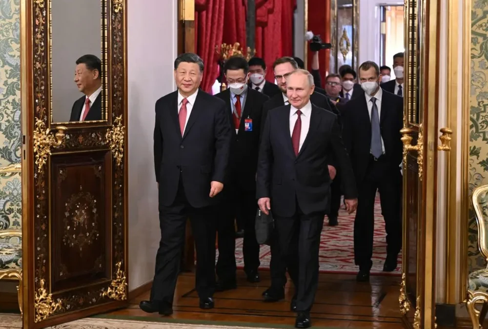 Ông Tập và ông Putin bước vào phòng hội đàm ngày 21-3. Ảnh: AFP