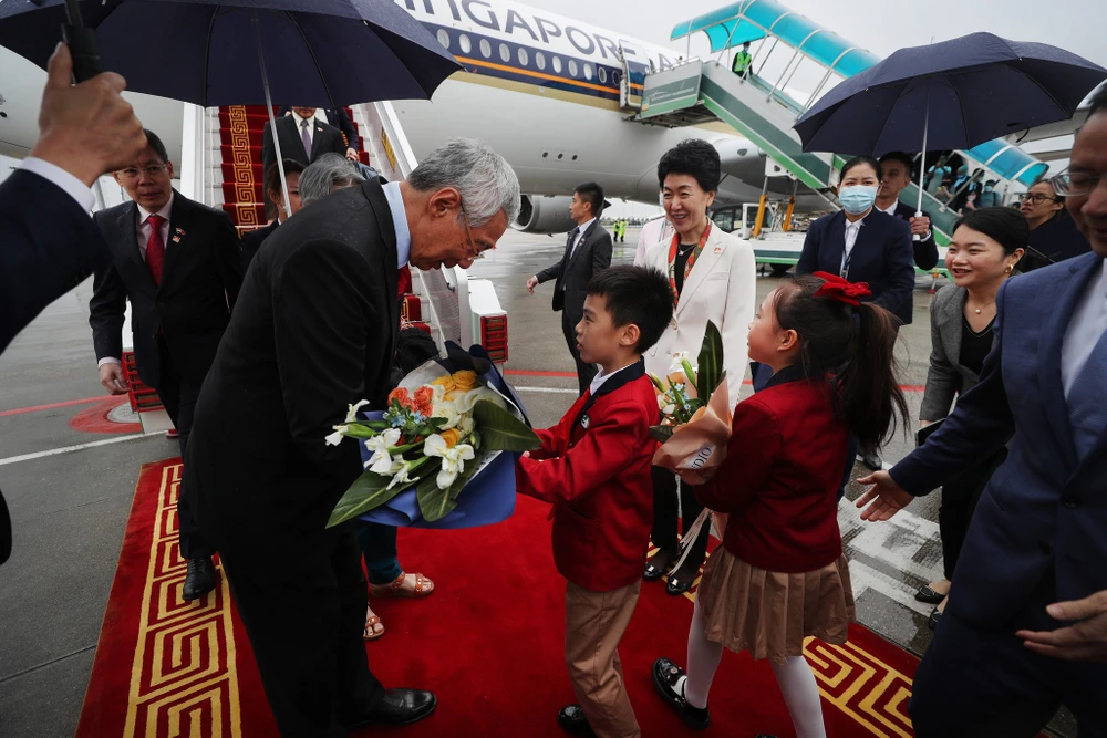 Thủ tướng Lý Hiển Long đến sân bay Quốc tế Bạch Vân Quảng Châu, bắt đầu công du Trung Quốc. Ảnh: MCI