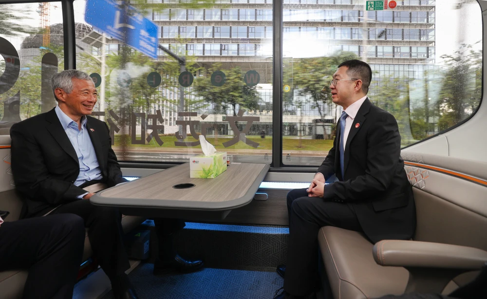 Thủ tướng Lý Hiển Long (trái) ngồi xe buýt tự lái của công ty WeRide. Ảnh: MCI