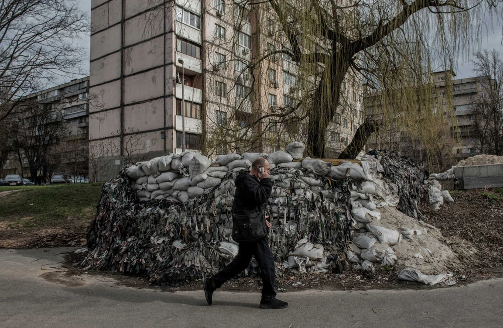 Chiến lũy bằng bao cát ở thủ đô Kiev. Ảnh: THE NEW YORK TIMES