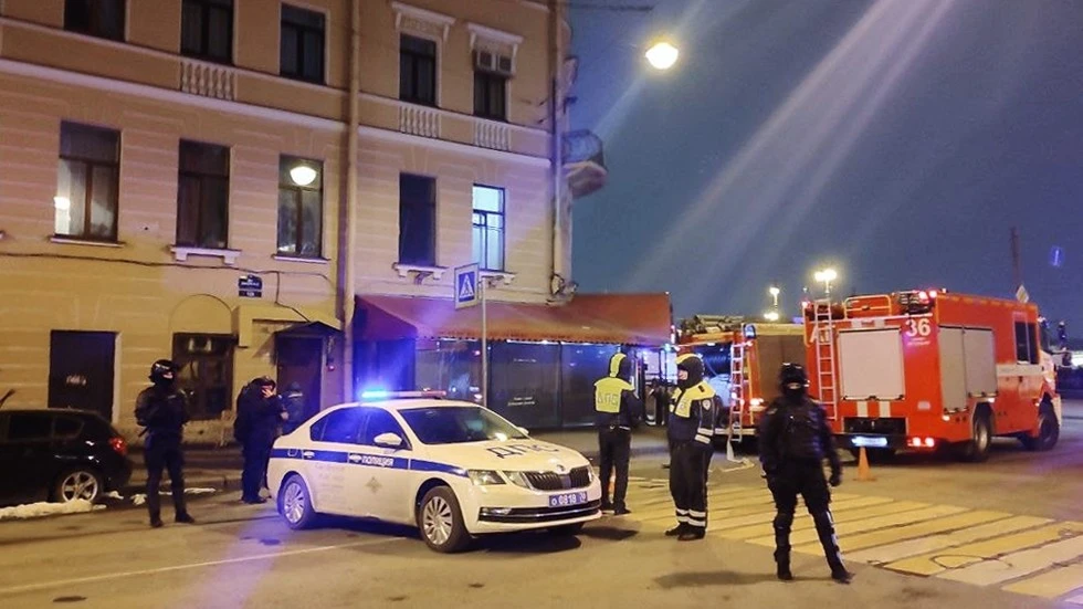 Cảnh sát đến hiện trường vụ nổ tại Street Bar 1 ở TP St. Petersburg. Ảnh: SPUTNIK