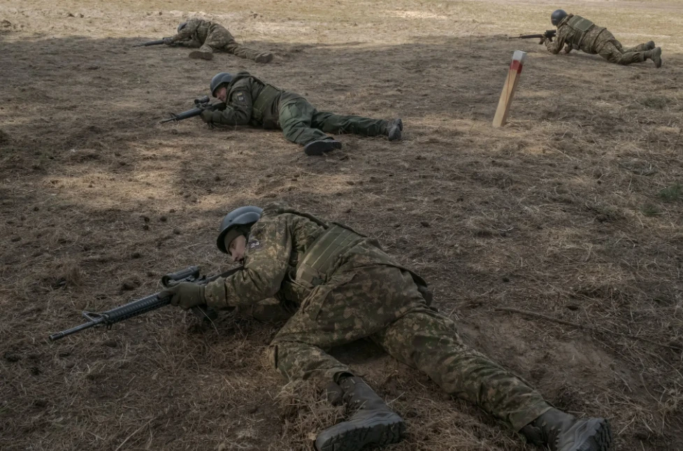 Các tân binh trong trung đoàn Azov đang huấn luyện. Ảnh: THE NEW YORK TIMES