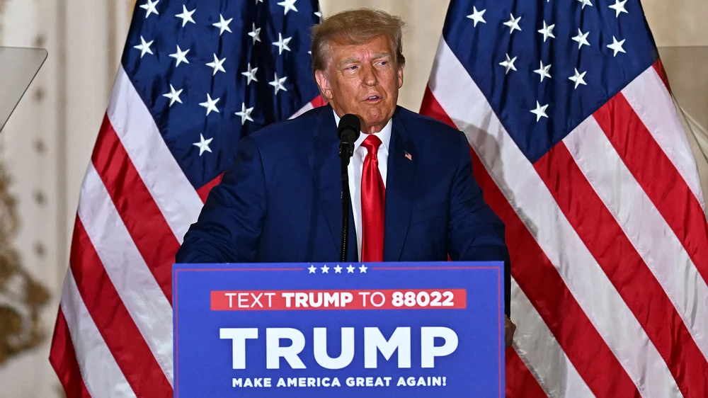 Cựu Tổng thống Donald Trump phát biểu tại khu nghỉ dưỡng Mar-A-Lago, bang Florida (Mỹ) ngày 4-4. Ảnh: AFP