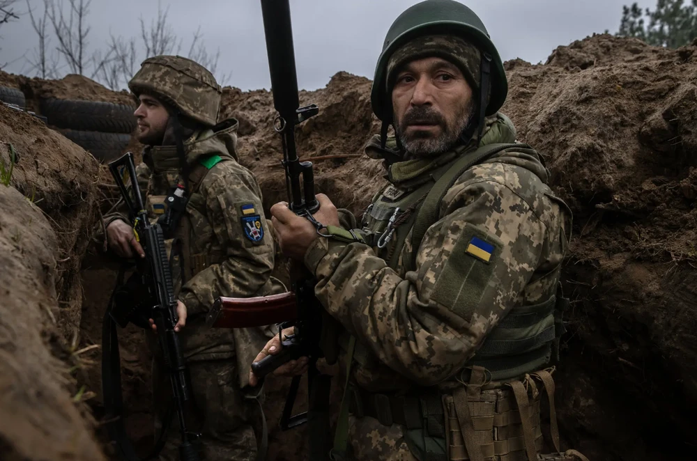 Lính Ukraine ở chiến hào tại TP Bakhmut tháng trước. Ảnh: THE NEW YORK TIMES