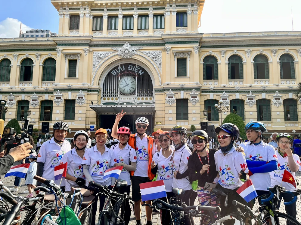 Bưu điện TP.HCM là điểm cuối của chặng đường đạp xe. Ảnh: ĐỨC HIỀN