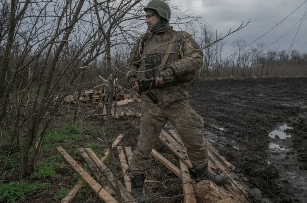 Lính Ukraine ở Bakhmut vào tuần trước. Ảnh: THE NEW YORK TIMES