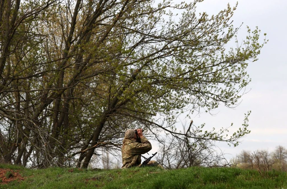 Lính Ukraine đang quan sát trên bầu trời vào ngày 18-4 tại Bakhmut. Ảnh: AFP/GETTY IMAGE