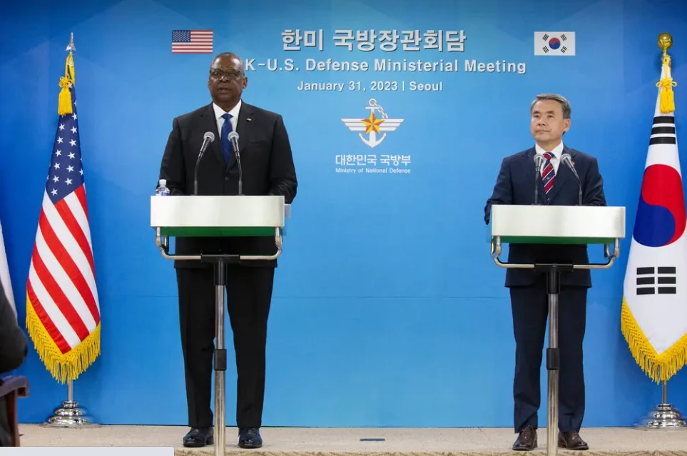 Bộ trưởng Quốc phòng Mỹ Lloyd Austin (trái) và Bộ trưởng Quốc phòng Hàn Quốc Lee Jong-sup trong cuộc họp báo chung vào hồi tháng 1 tại Hàn Quốc. Ảnh: JEON HEON-KYUN