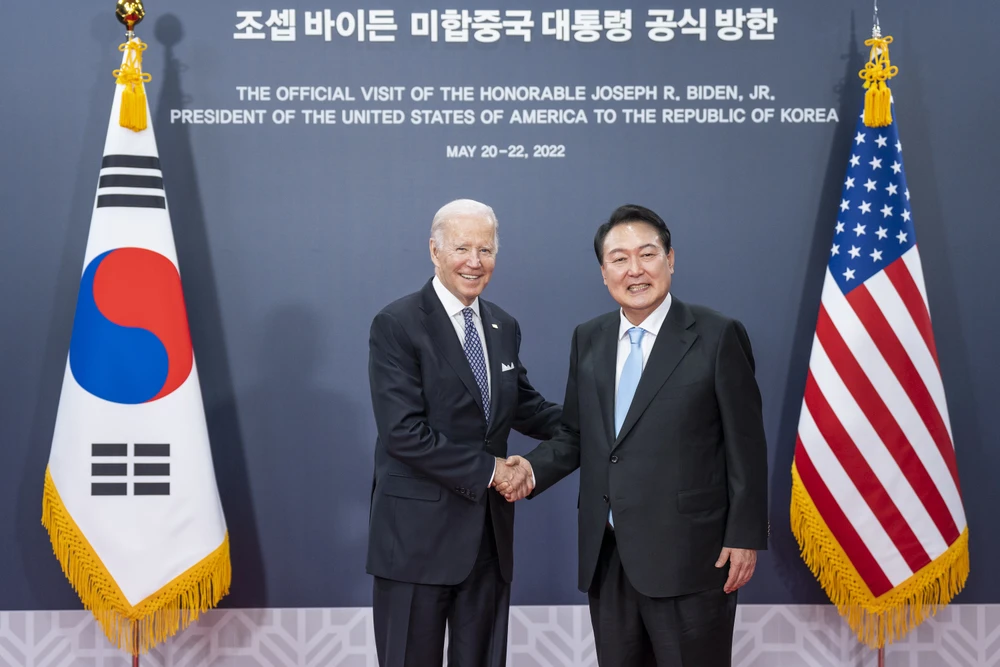 Tổng thống Mỹ Joe Biden (trái) gặp Tổng thống Hàn Quốc Yoon Suk Yeol tại Hàn Quốc hồi tháng 5-2022. Ảnh: TWITTER/ PRESIDENT BIDEN