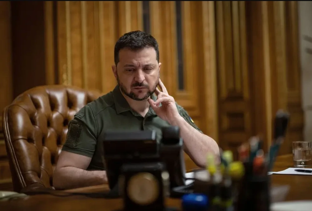 Tổng thống Ukraine - ông Volodymyr Zelensky trong cuộc điện đàm với Chủ tịch Trung Quốc Tập Cận Bình hôm 26-4. Ảnh: AFP