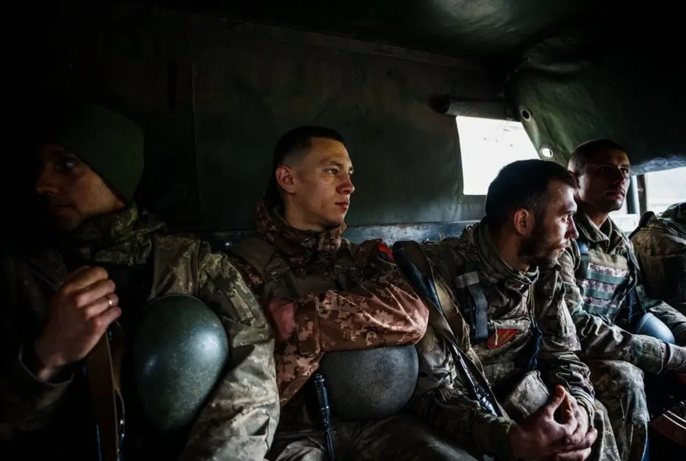 Lính Ukraine trên một chiếc xe tải quân sự gần Bakhmut, tỉnh Donetsk vào ngày 30-4. Ảnh: REUTERS Lính Ukraine trên một chiếc xe tải quân sự gần Bakhmut, tỉnh Donetsk vào ngày 30-4. Ảnh: REUTERS